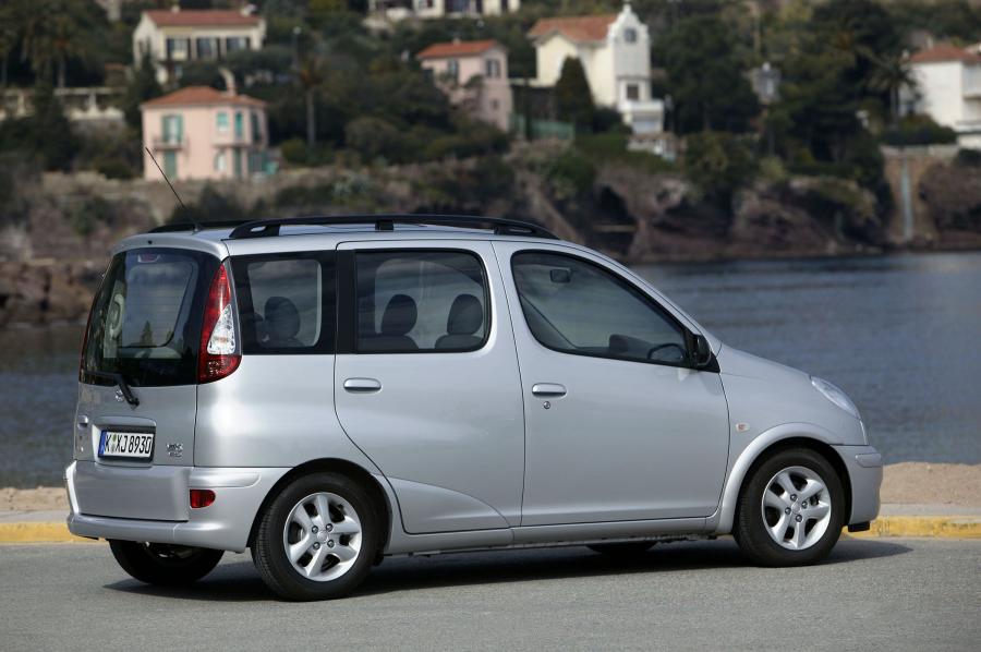  Toyota Yaris Verso 2003 года  (фото 29 из 43)